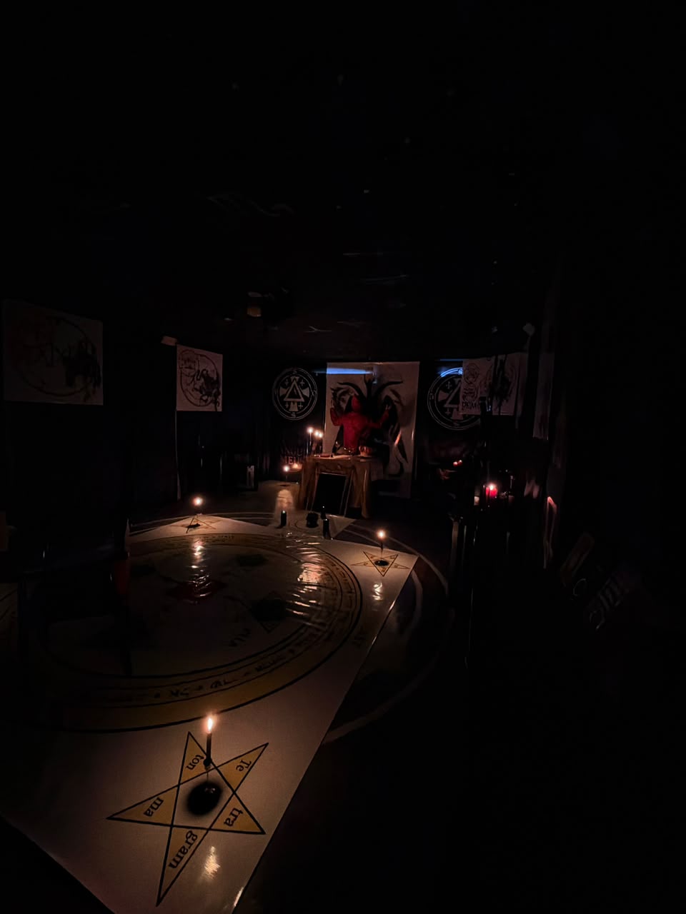 Círculo ceremonial de SANGUIS MEUS iluminado por velas